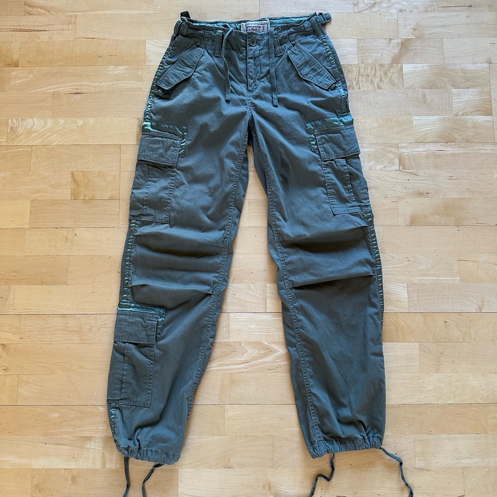 Abercrombie & Fitch Low Rise Cargo Pant Size: 25